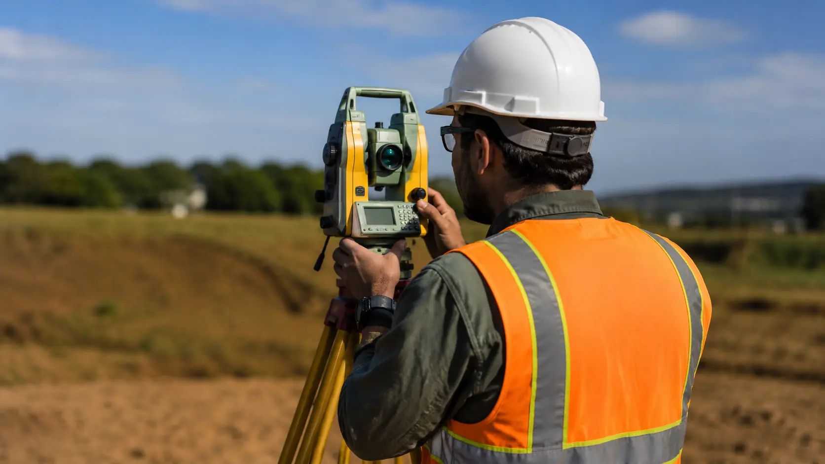 Profissional realizando levantamento topográfico