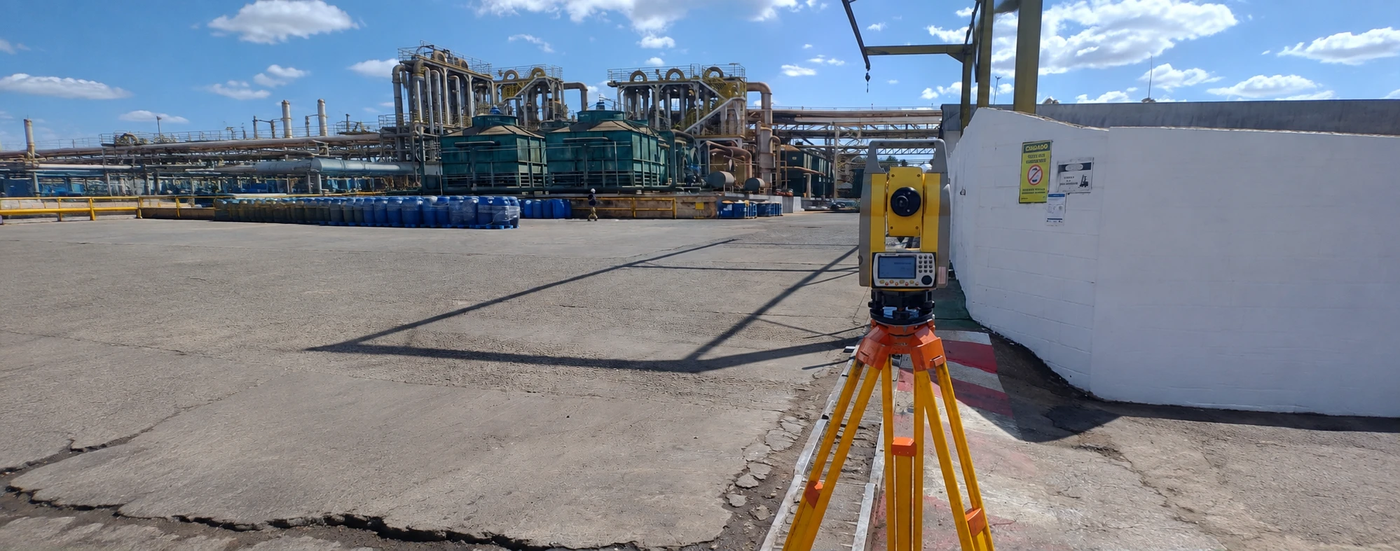 Profissional realizando levantamento topográfico em campo