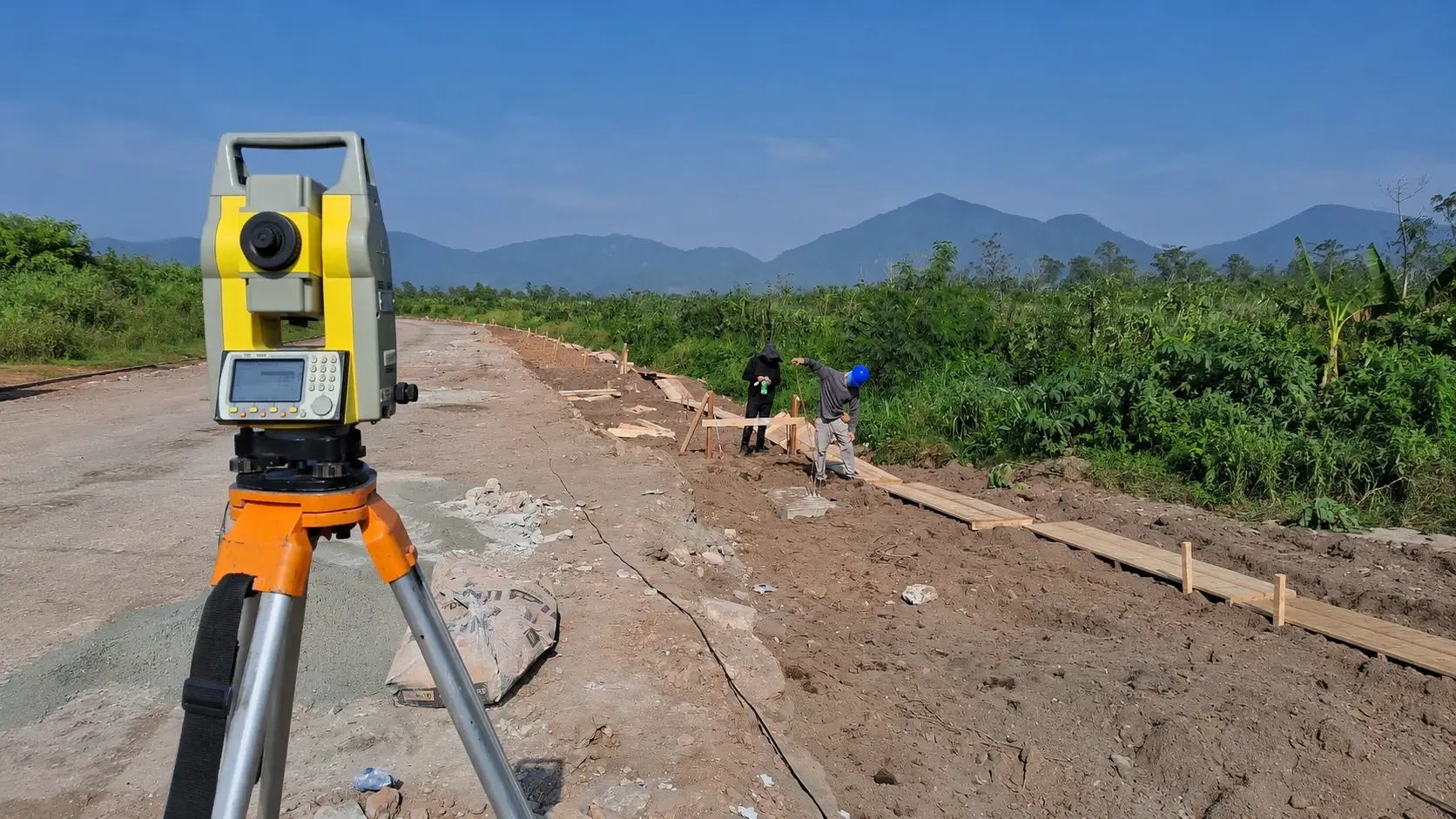 Profissional realizando levantamento topográfico